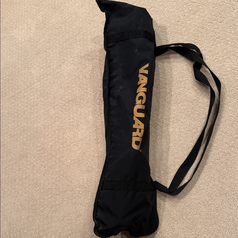 Vanguard Tripod w Carrying Case. Perfect condition